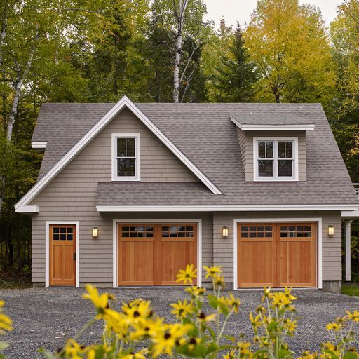 Carriage house with upstairs living space (Sunset Manor)