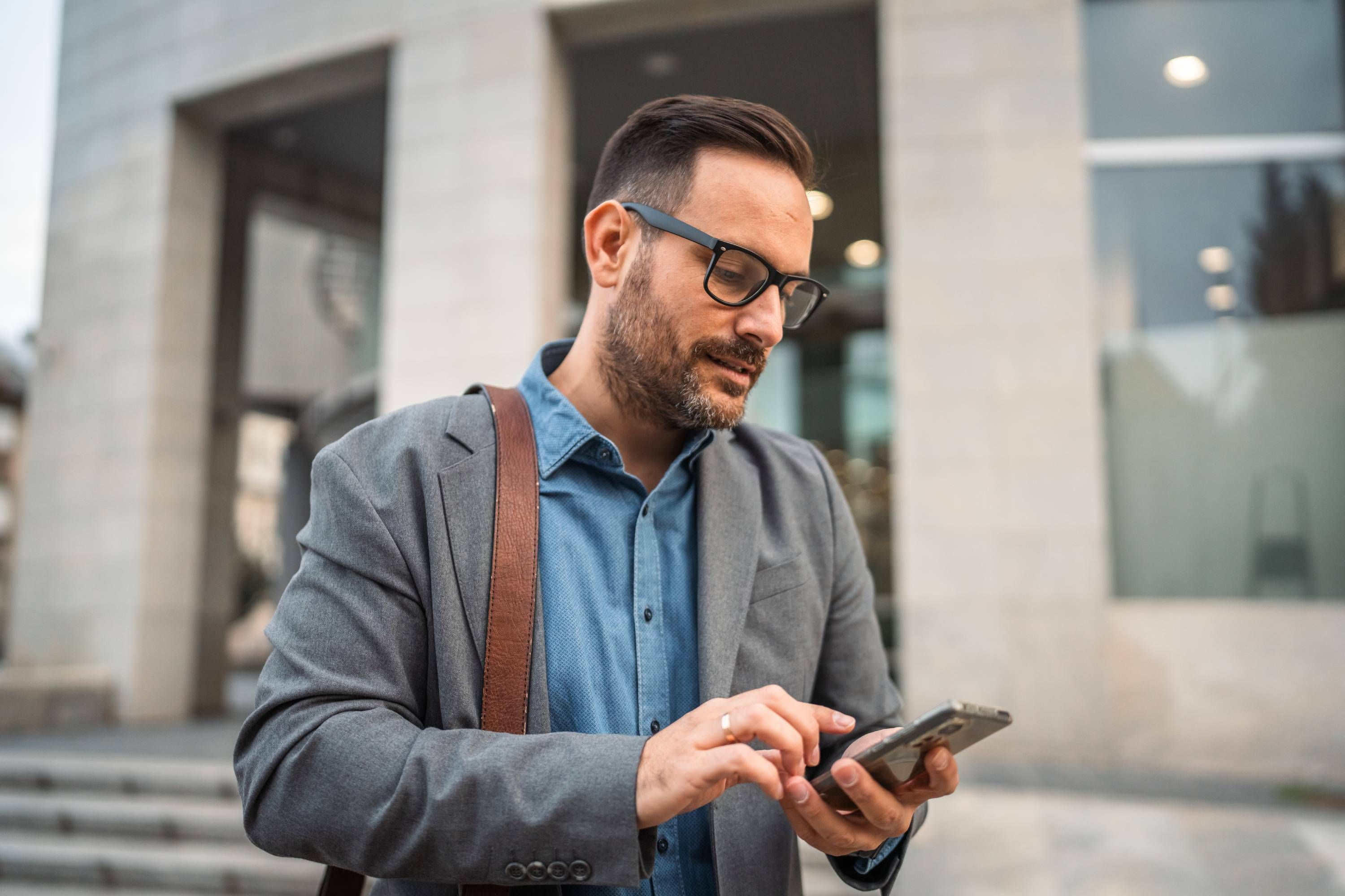 Real estate agent using digital tools