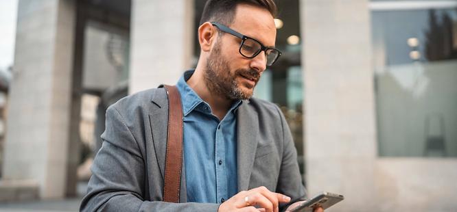 Real estate agent using digital tools