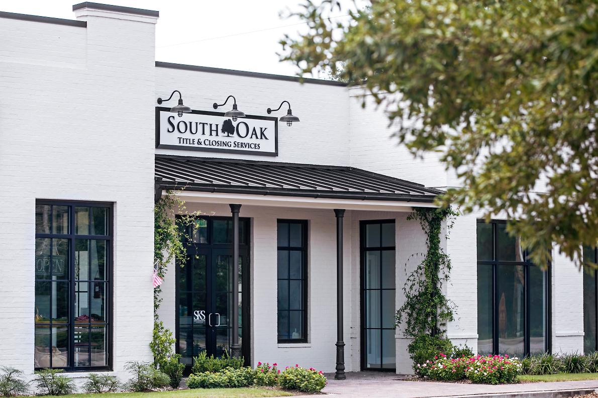 exterior of south oak title and closing in gulf shores alabama